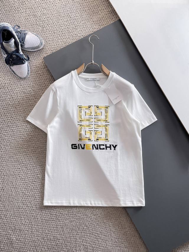 Giv 纪梵希 高定面料 2025春夏新品上市时尚经典圆领短袖时尚单品设计，更加时尚舒适，高标准定制，上身非常有型，采用重磅280G双纱精梳棉材质 面料质感非常
