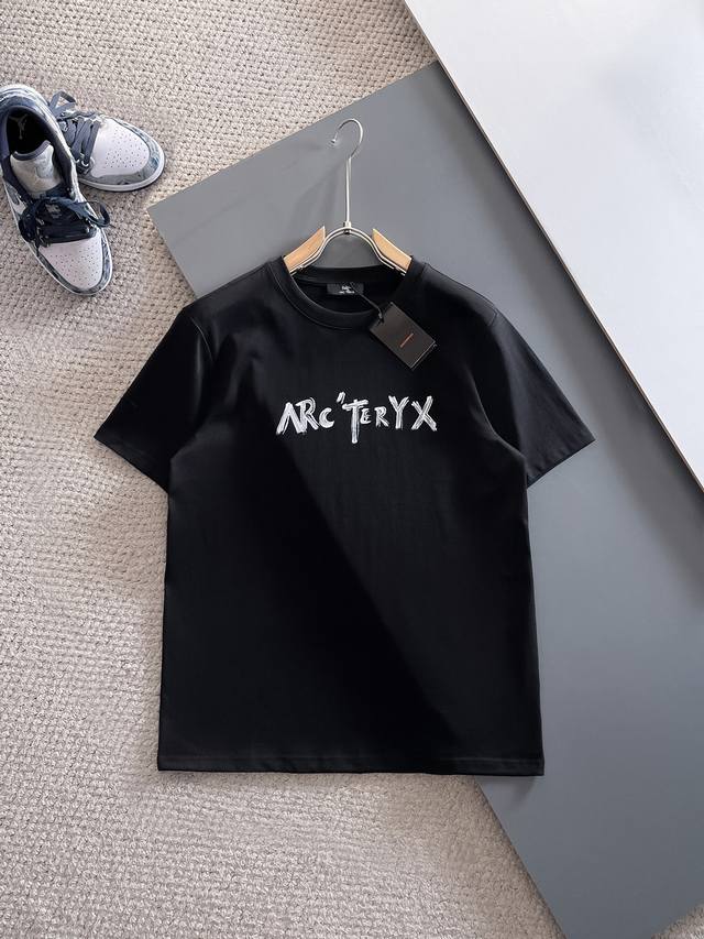 始祖鸟 高定面料 2025春夏新品上市时尚经典圆领短袖时尚单品设计，更加时尚舒适，高标准定制，上身非常有型，采用重磅280G双纱精梳棉材质 面料质感非常细腻，细