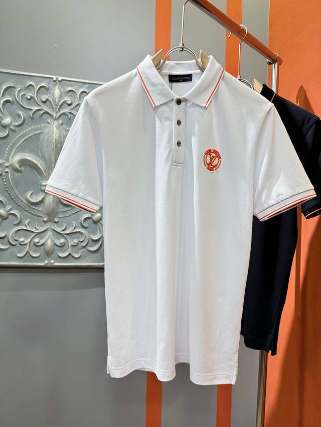 Lv路易威登 2025官方春夏新款 男士翻领短袖Polo衫，胸口精致Logo，高端主线系列，进口丝光珠地棉面料，面料属性皆为上乘，缔造出独一无二的面料类型。质感