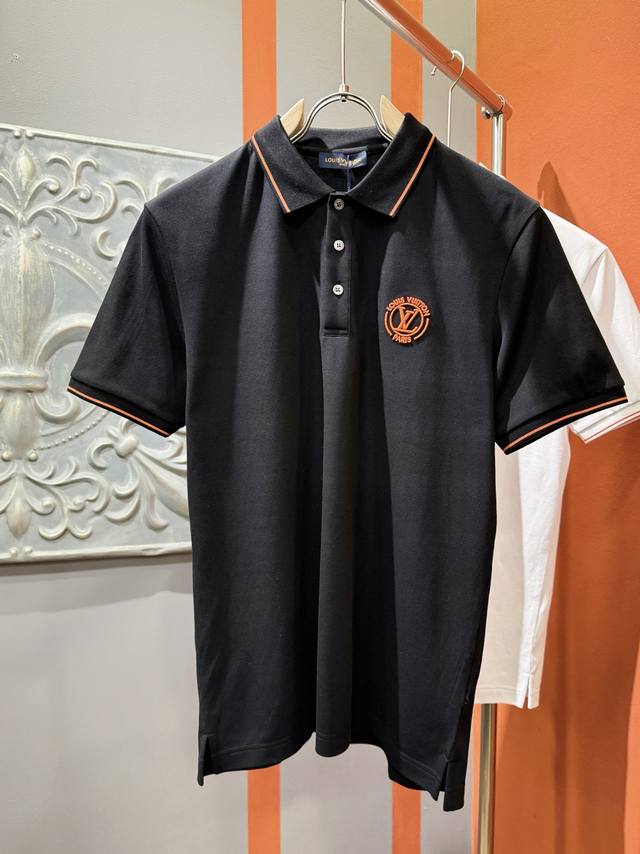 Lv路易威登 2025官方春夏新款 男士翻领短袖Polo衫，胸口精致Logo，高端主线系列，进口丝光珠地棉面料，面料属性皆为上乘，缔造出独一无二的面料类型。质感