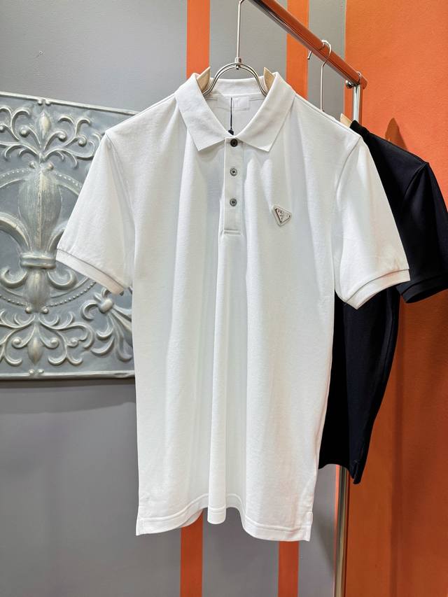 Prada 普拉达 2025官方春夏新款 男士翻领短袖Polo衫，胸口精致Logo，高端主线系列，进口丝光珠地棉面料，面料属性皆为上乘，缔造出独一无二的面料类型
