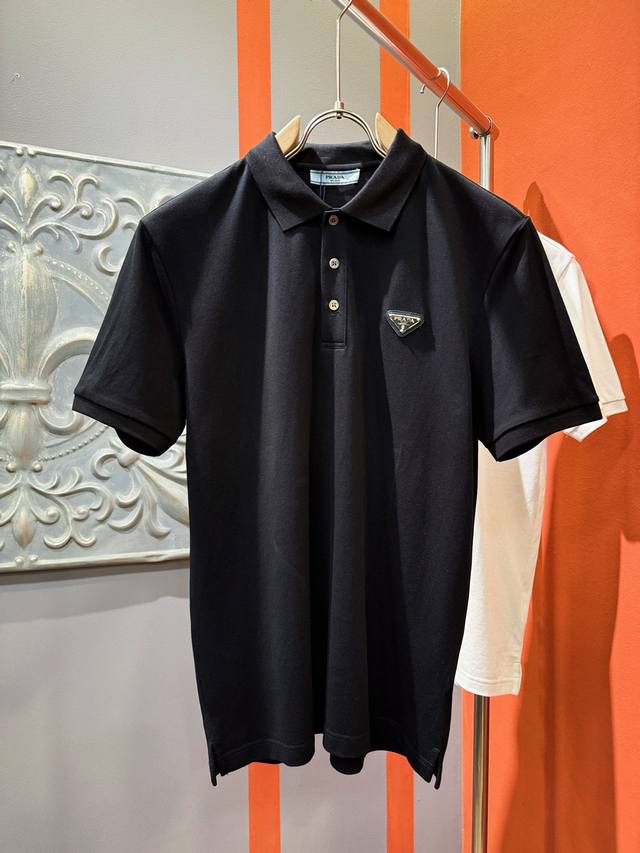 Prada 普拉达 2025官方春夏新款 男士翻领短袖Polo衫，胸口精致Logo，高端主线系列，进口丝光珠地棉面料，面料属性皆为上乘，缔造出独一无二的面料类型