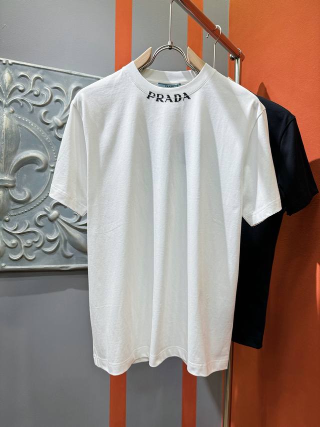 Prada 普拉达 2025款新品短袖！原版定制面料，手感柔软。顶级进口私货，时尚设计潮流短袖，不失奢华 品质毋庸置疑 上身效果超赞，奢华官网同款！尺码：S-X