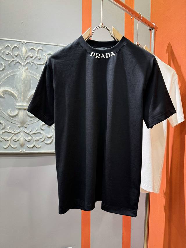 Prada 普拉达 2025款新品短袖！原版定制面料，手感柔软。顶级进口私货，时尚设计潮流短袖，不失奢华 品质毋庸置疑 上身效果超赞，奢华官网同款！尺码：S-X