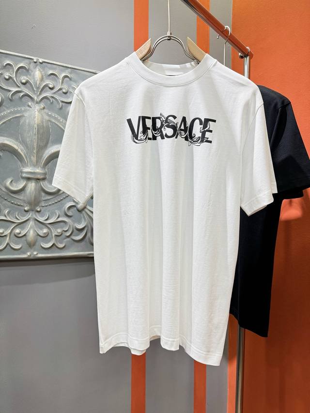 Versace 范思哲 2025款新品短袖！原版定制面料，手感柔软。顶级进口私货，时尚设计潮流短袖，不失奢华 品质毋庸置疑 上身效果超赞，奢华官网同款！尺码：S