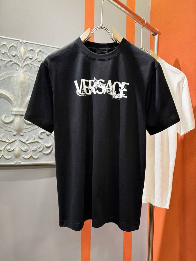 Versace 范思哲 2025款新品短袖！原版定制面料，手感柔软。顶级进口私货，时尚设计潮流短袖，不失奢华 品质毋庸置疑 上身效果超赞，奢华官网同款！尺码：S