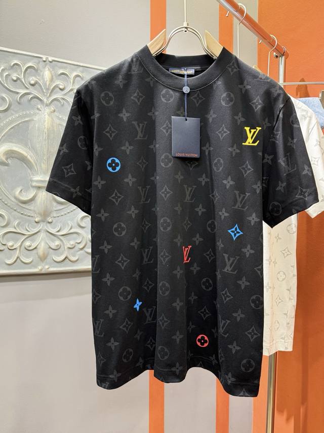Lv路易威登 2025春夏新款短袖T恤！走秀图案时尚休闲短袖T恤衫！设计Logo设计！极具设计精选客供260克100%全棉面料，手感柔软亲肤，着身舒适透气性都无