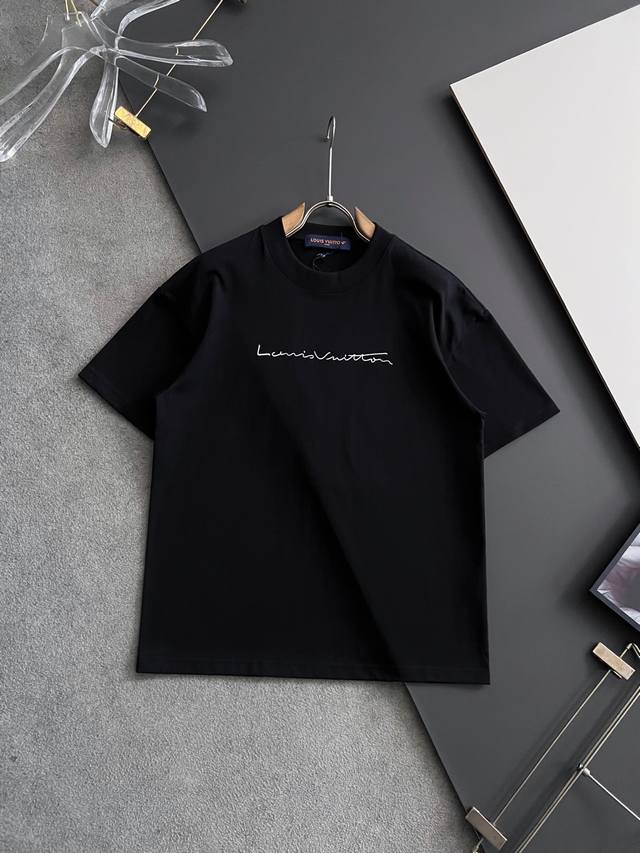 Lv*、2025Ss爆款280G纯棉双纱爆款现货四季系列短袖，简约基础衣橱神器， 休闲百搭必备款 做工走线质感一流，两色推荐：白色、黑色、 独家版型测试上身无解
