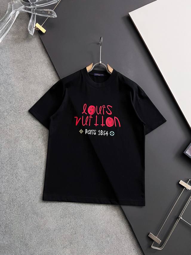 Lv*、2025Ss爆款280G纯棉双纱爆款现货四季系列短袖，简约基础衣橱神器， 休闲百搭必备款 做工走线质感一流，两色推荐：白色、黑色、 独家版型测试上身无解