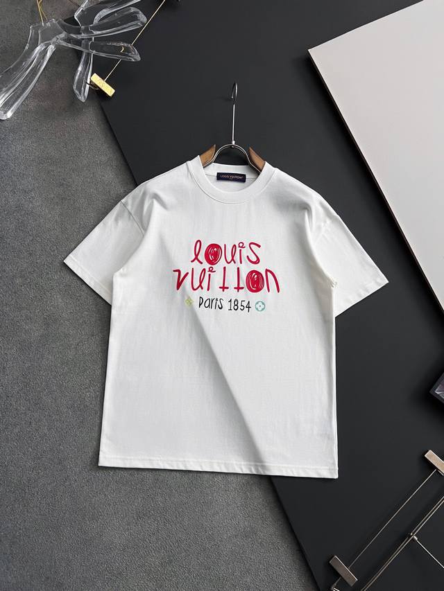 Lv*、2025Ss爆款280G纯棉双纱爆款现货四季系列短袖，简约基础衣橱神器， 休闲百搭必备款 做工走线质感一流，两色推荐：白色、黑色、 独家版型测试上身无解