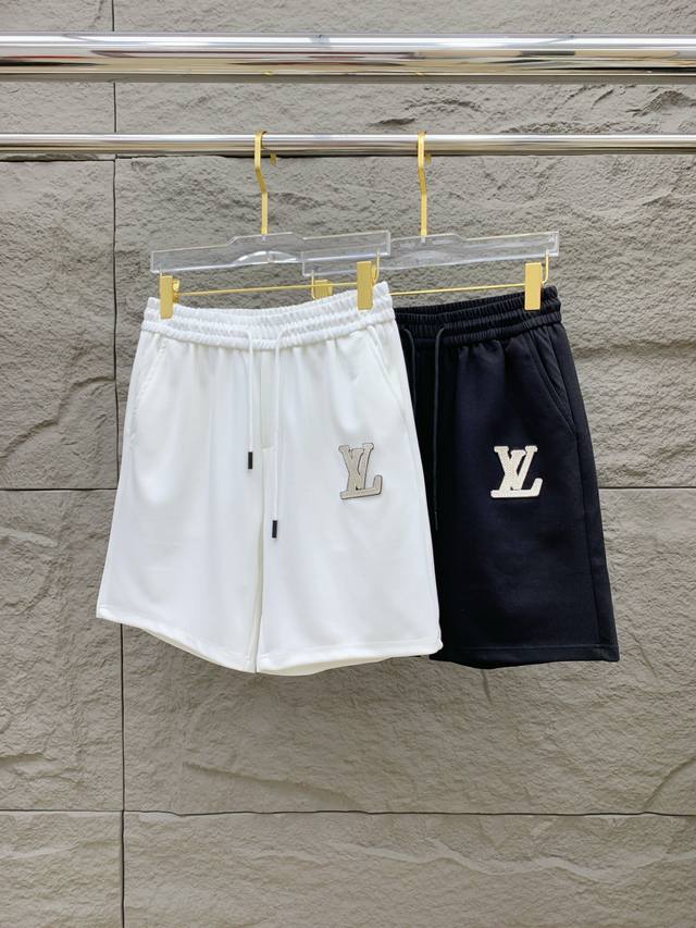 Lv 2025春夏新款男士休闲短裤 高端货简洁时尚大方 定制原版进口面料 简洁利落又清爽 品质做工细节经得起任何形式检验简约大方百搭款 上身优雅帅气，焕然一新的