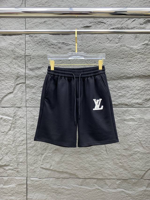 Lv 2025春夏新款男士休闲短裤 高端货简洁时尚大方 定制原版进口面料 简洁利落又清爽 品质做工细节经得起任何形式检验简约大方百搭款 上身优雅帅气，焕然一新的