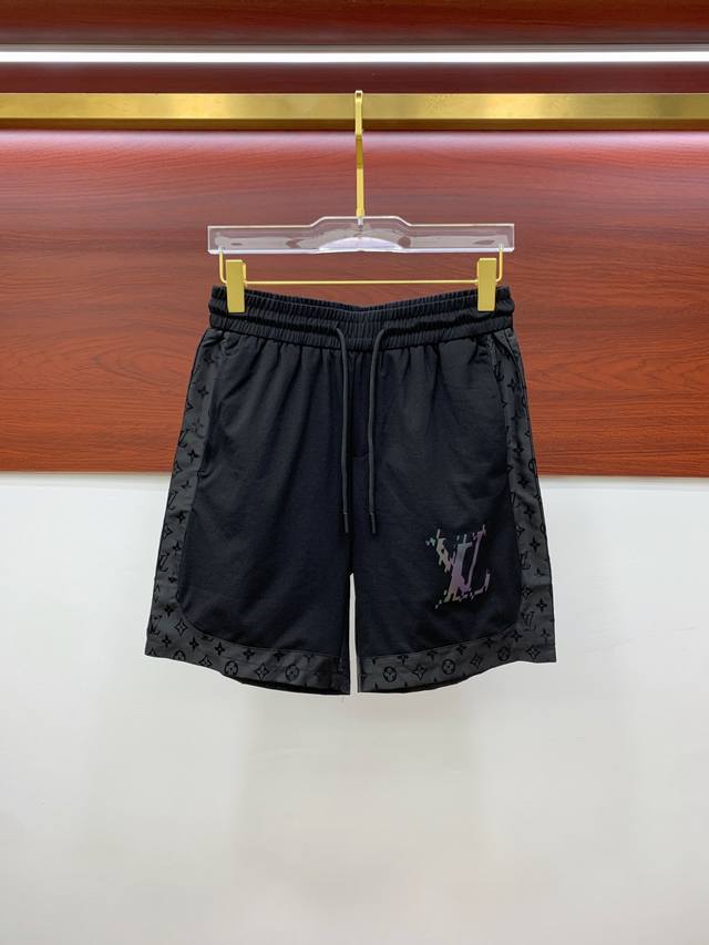 Lv 2025春夏新款男士休闲短裤 高端货简洁时尚大方 定制原版进口面料 简洁利落又清爽 品质做工细节经得起任何形式检验简约大方百搭款 上身优雅帅气，焕然一新的