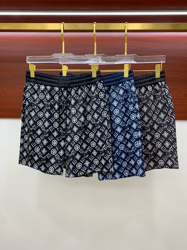 Lv 2025春夏新款男士休闲短裤 高端货简洁时尚大方 定制原版进口面料 简洁利落又清爽 品质做工细节经得起任何形式检验简约大方百搭款 上身优雅帅气，焕然一新的