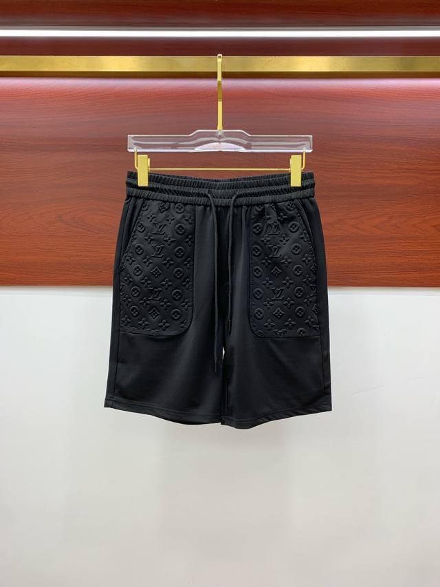 Lv 2025春夏新款男士休闲短裤 高端货简洁时尚大方 定制原版进口面料 简洁利落又清爽 品质做工细节经得起任何形式检验简约大方百搭款 上身优雅帅气，焕然一新的