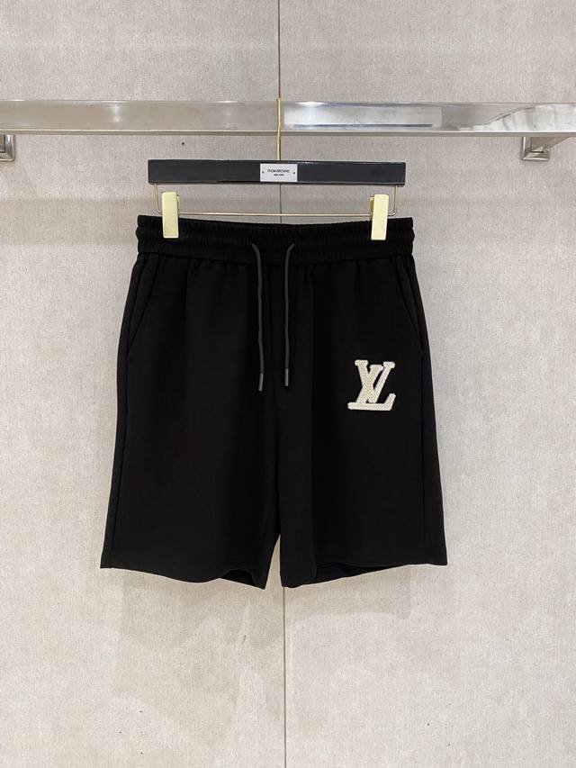Lv 2025春夏新款男士休闲短裤 高端货简洁时尚大方 定制原版进口面料 简洁利落又清爽 品质做工细节经得起任何形式检验简约大方百搭款 上身优雅帅气，焕然一新的
