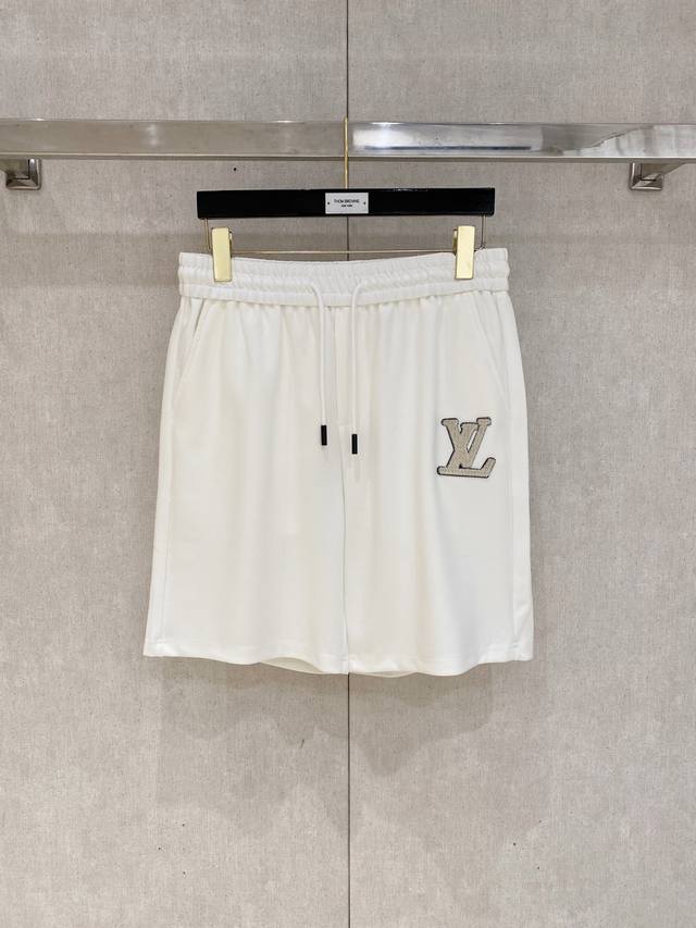 Lv 2025春夏新款男士休闲短裤 高端货简洁时尚大方 定制原版进口面料 简洁利落又清爽 品质做工细节经得起任何形式检验简约大方百搭款 上身优雅帅气，焕然一新的