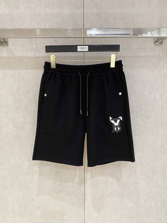 巴宝莉 2025春夏新款男士休闲短裤 高端货简洁时尚大方 定制原版进口面料 简洁利落又清爽 品质做工细节经得起任何形式检验简约大方百搭款 上身优雅帅气，焕然一新