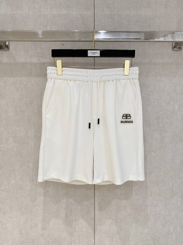 巴黎世家 2025春夏新款男士休闲短裤 高端货简洁时尚大方 定制原版进口面料 简洁利落又清爽 品质做工细节经得起任何形式检验简约大方百搭款 上身优雅帅气，焕然一