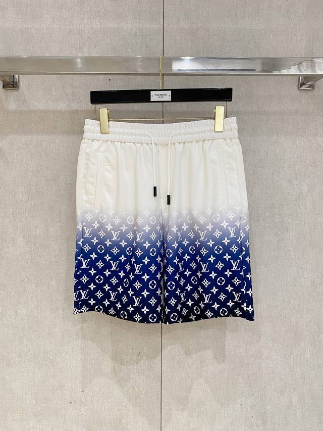 Lv 2025春夏新款男士休闲短裤 高端货简洁时尚大方 定制原版进口面料 简洁利落又清爽 品质做工细节经得起任何形式检验简约大方百搭款 上身优雅帅气，焕然一新的