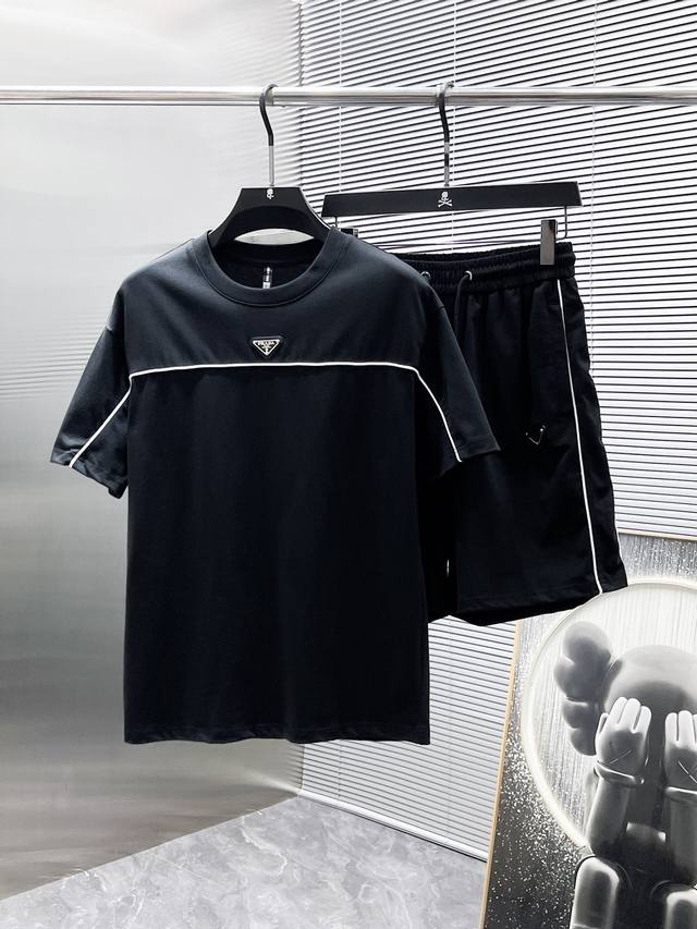 普拉达 Prada 2025Ss夏季新款 休闲 短袖 短裤 套装，高端版本！专柜定制面料 透气舒适度高，细节无可挑剔，品牌元素设计理念，体现高品质。手感细腻柔软