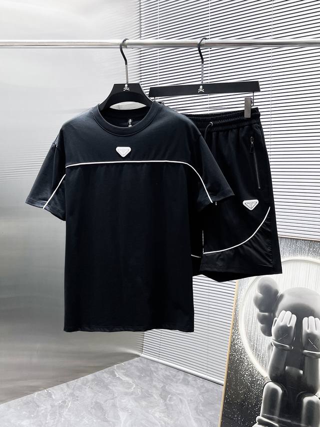 普拉达 Prada 2025Ss夏季新款 休闲 短袖 短裤 套装，高端版本！专柜定制面料 透气舒适度高，细节无可挑剔，品牌元素设计理念，体现高品质。手感细腻柔软