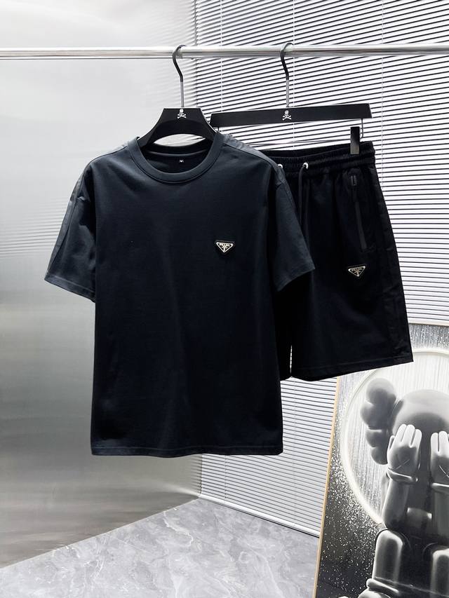 普拉达 Prada 2025Ss夏季新款 休闲 短袖 短裤 套装，高端版本！专柜定制面料 透气舒适度高，细节无可挑剔，品牌元素设计理念，体现高品质。手感细腻柔软