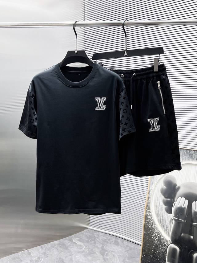 路易威登 Lv 2025Ss夏季新款 休闲 短袖 短裤 套装，高端版本！专柜定制面料 透气舒适度高，细节无可挑剔，品牌元素设计理念，体现高品质。手感细腻柔软！呈