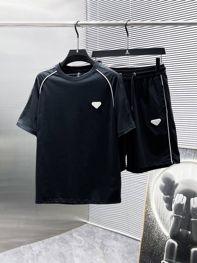 普拉达 Prada 2025Ss夏季新款 休闲 短袖 短裤 套装，高端版本！专柜定制面料 透气舒适度高，细节无可挑剔，品牌元素设计理念，体现高品质。手感细腻柔软