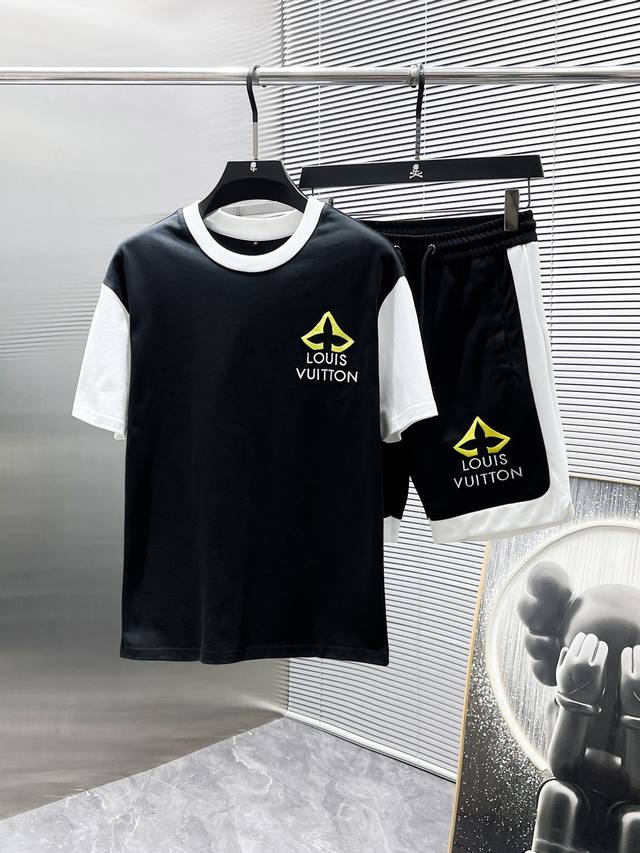 路易威登 Lv 2025Ss夏季新款 休闲 短袖 短裤 套装，高端版本！专柜定制面料 透气舒适度高，细节无可挑剔，品牌元素设计理念，体现高品质。手感细腻柔软！呈
