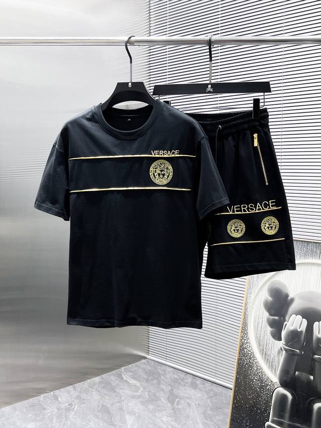 范思哲 Versace 2025Ss夏季新款 休闲 短袖 短裤 套装，高端版本！专柜定制面料 透气舒适度高，细节无可挑剔，品牌元素设计理念，体现高品质。手感细腻