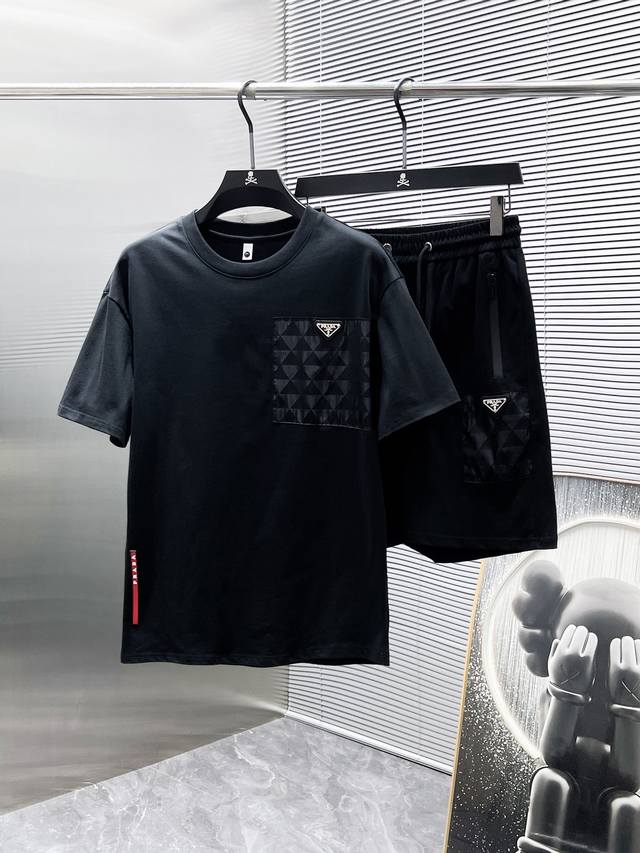 普拉达 Prada 2025Ss夏季新款 休闲 短袖 短裤 套装，高端版本！专柜定制面料 透气舒适度高，细节无可挑剔，品牌元素设计理念，体现高品质。手感细腻柔软