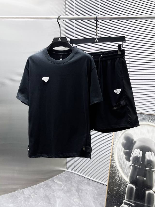 普拉达 Prada 2025Ss夏季新款 休闲 短袖 短裤 套装，高端版本！专柜定制面料 透气舒适度高，细节无可挑剔，品牌元素设计理念，体现高品质。手感细腻柔软