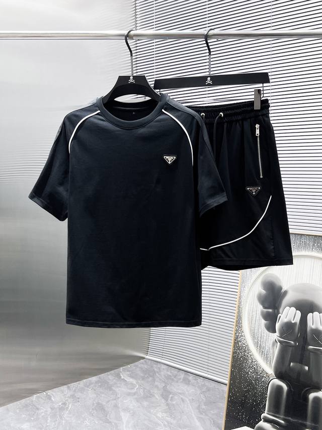 普拉达 Prada 2025Ss夏季新款 休闲 短袖 短裤 套装，高端版本！专柜定制面料 透气舒适度高，细节无可挑剔，品牌元素设计理念，体现高品质。手感细腻柔软
