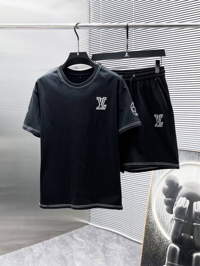 路易威登 Lv 2025Ss夏季新款 休闲 短袖 短裤 套装，高端版本！专柜定制面料 透气舒适度高，细节无可挑剔，品牌元素设计理念，体现高品质。手感细腻柔软！呈