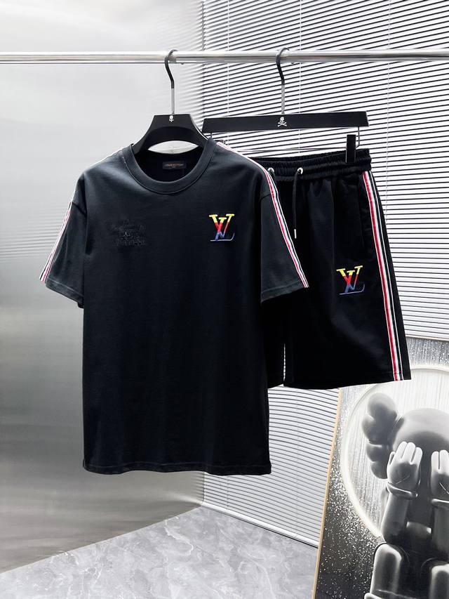 路易威登 Lv 2025Ss夏季新款 休闲 短袖 短裤 套装，高端版本！专柜定制面料 透气舒适度高，细节无可挑剔，品牌元素设计理念，体现高品质。手感细腻柔软！呈