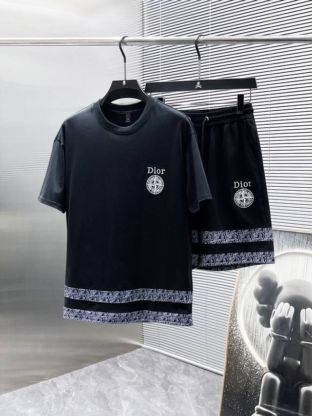 迪奥 Dior 2025Ss夏季新款 休闲 短袖 短裤 套装，高端版本！专柜定制面料 透气舒适度高，细节无可挑剔，品牌元素设计理念，体现高品质。手感细腻柔软！呈