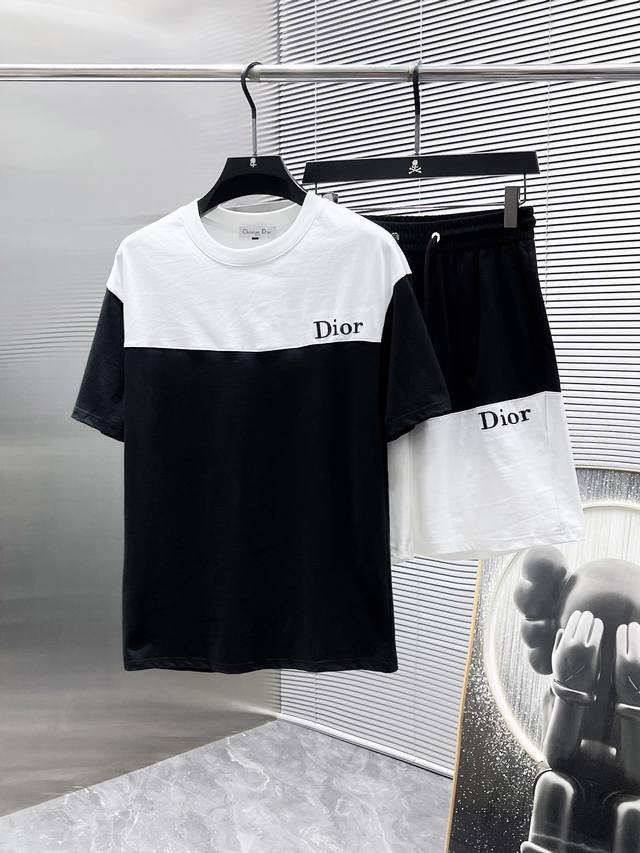 迪奥 Dior 2025Ss夏季新款 休闲 短袖 短裤 套装，高端版本！专柜定制面料 透气舒适度高，细节无可挑剔，品牌元素设计理念，体现高品质。手感细腻柔软！呈