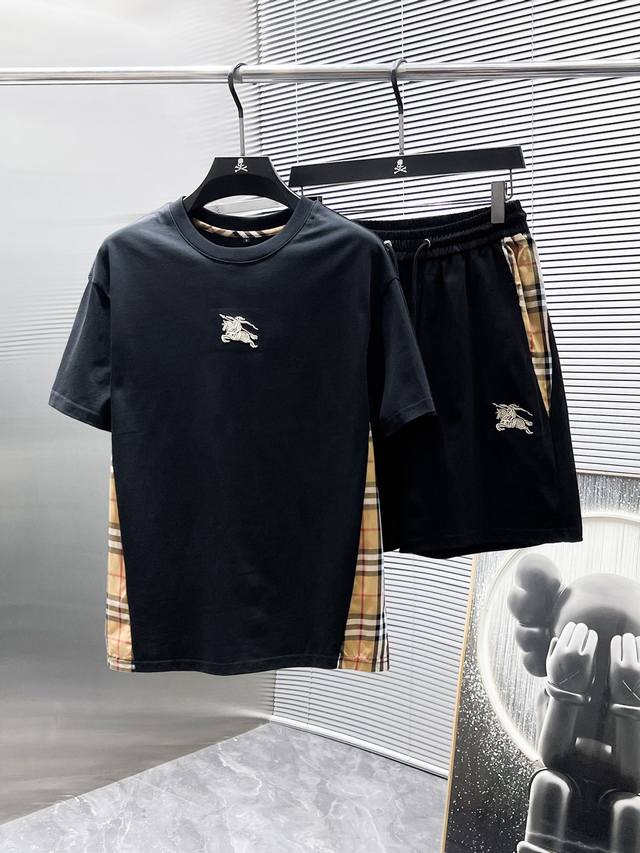 巴宝莉 Burberry 2025Ss夏季新款 休闲 短袖 短裤 套装，高端版本！专柜定制面料 透气舒适度高，细节无可挑剔，品牌元素设计理念，体现高品质。手感细