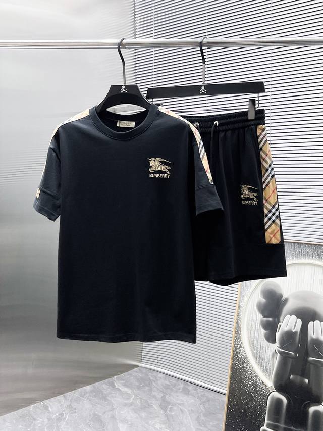 巴宝莉 Burberry 2025Ss夏季新款 休闲 短袖 短裤 套装，高端版本！专柜定制面料 透气舒适度高，细节无可挑剔，品牌元素设计理念，体现高品质。手感细
