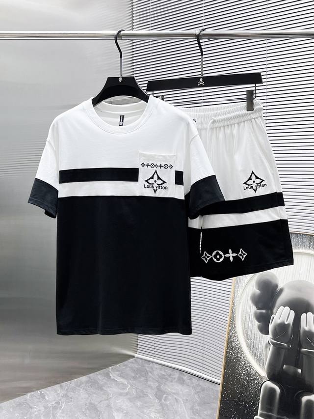 路易威登 Lv 2025Ss夏季新款 休闲 短袖 短裤 套装，高端版本！专柜定制面料 透气舒适度高，细节无可挑剔，品牌元素设计理念，体现高品质。手感细腻柔软！呈
