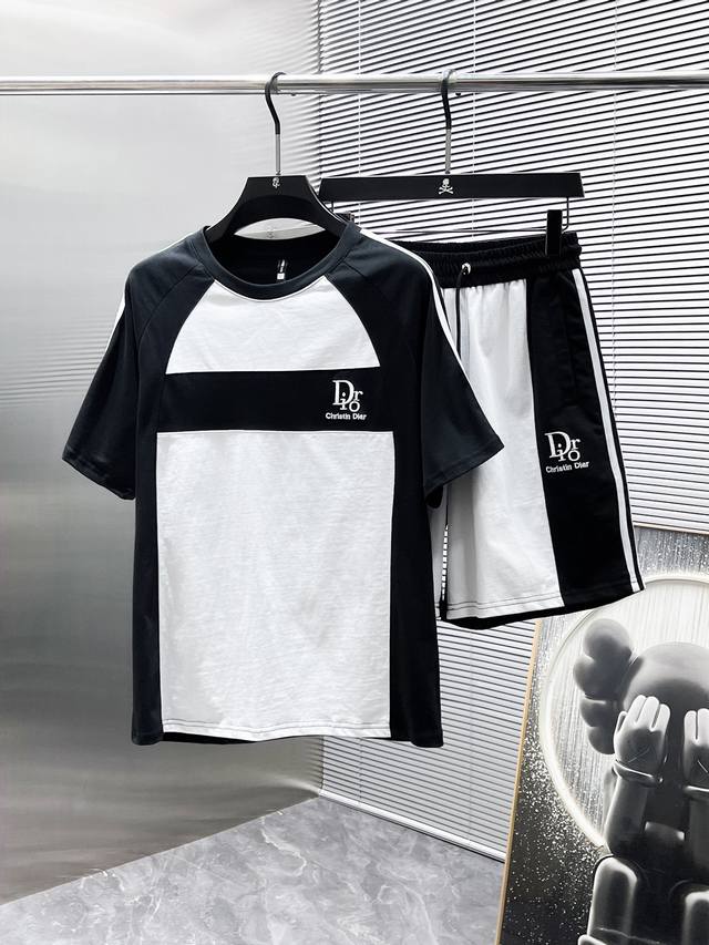 迪奥 Dior 2025Ss夏季新款 休闲 短袖 短裤 套装，高端版本！专柜定制面料 透气舒适度高，细节无可挑剔，品牌元素设计理念，体现高品质。手感细腻柔软！呈