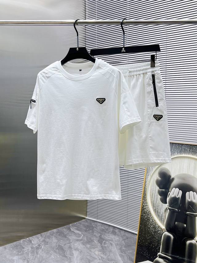 普拉达 Prada 2025Ss夏季新款 休闲 短袖 短裤 套装，高端版本！专柜定制面料 透气舒适度高，细节无可挑剔，品牌元素设计理念，体现高品质。手感细腻柔软
