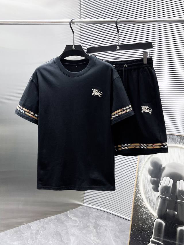 巴宝莉 Burberry 2025Ss夏季新款 休闲 短袖 短裤 套装，高端版本！专柜定制面料 透气舒适度高，细节无可挑剔，品牌元素设计理念，体现高品质。手感细