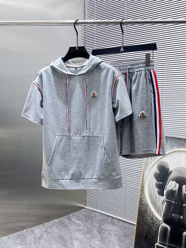 蒙口 Moncler 2025Ss夏季新款 休闲 短袖 短裤 套装，高端版本！专柜定制面料 透气舒适度高，细节无可挑剔，品牌元素设计理念，体现高品质。手感细腻柔