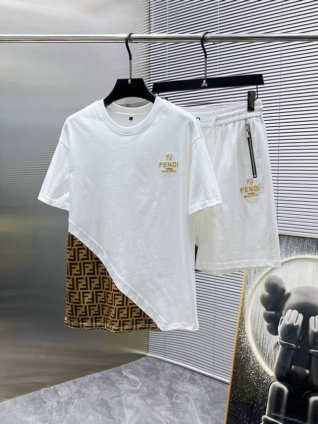 芬迪 Fendi 2025Ss夏季新款 休闲 短袖 短裤 套装，高端版本！专柜定制面料 透气舒适度高，细节无可挑剔，品牌元素设计理念，体现高品质。手感细腻柔软！