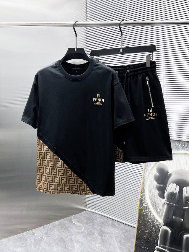 芬迪 Fendi 2025Ss夏季新款 休闲 短袖 短裤 套装，高端版本！专柜定制面料 透气舒适度高，细节无可挑剔，品牌元素设计理念，体现高品质。手感细腻柔软！