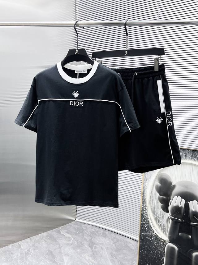 迪奥 Dior 2025Ss夏季新款 休闲 短袖 短裤 套装，高端版本！专柜定制面料 透气舒适度高，细节无可挑剔，品牌元素设计理念，体现高品质。手感细腻柔软！呈