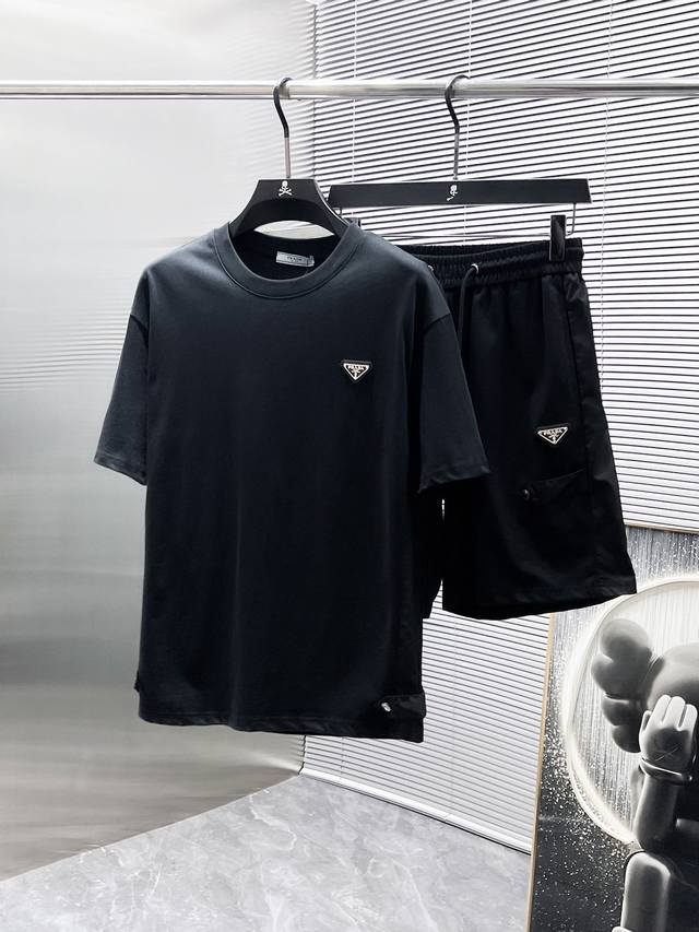 普拉达 Prada 2025Ss夏季新款 休闲 短袖 短裤 套装，高端版本！专柜定制面料 透气舒适度高，细节无可挑剔，品牌元素设计理念，体现高品质。手感细腻柔软