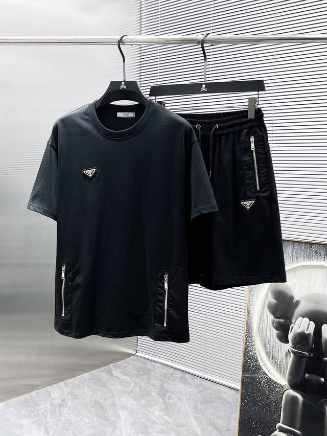 普拉达 Prada 2025Ss夏季新款 休闲 短袖 短裤 套装，高端版本！专柜定制面料 透气舒适度高，细节无可挑剔，品牌元素设计理念，体现高品质。手感细腻柔软